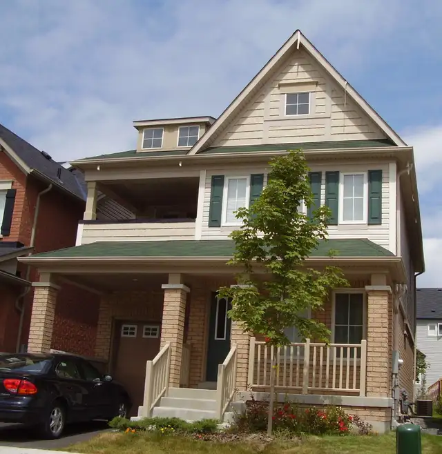 5 min walk to DC/UOIT North Oshawa private room available June 1