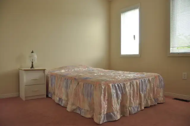 5 min walk to DC/UOIT North Oshawa private room available June 1 - Photo 2