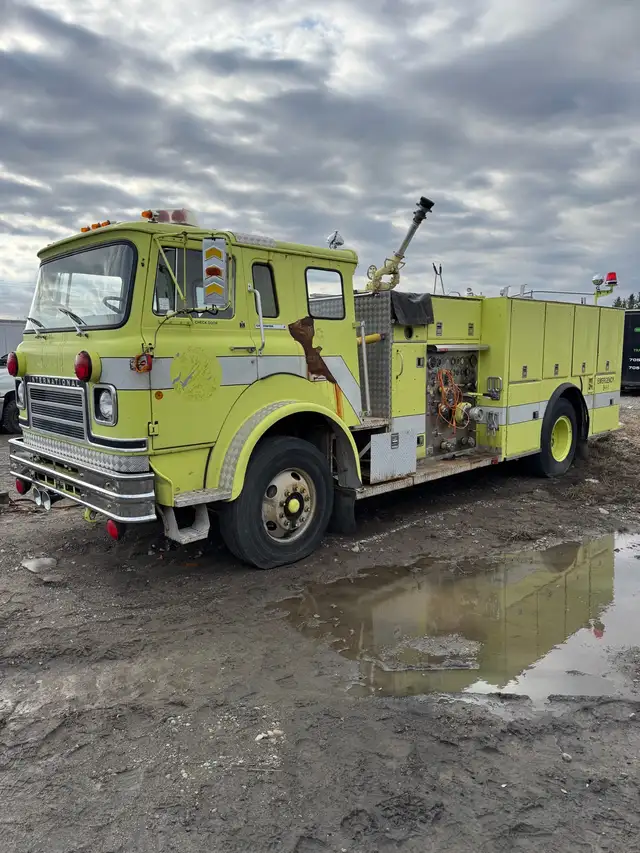 1981 international firetruck - Photo 2