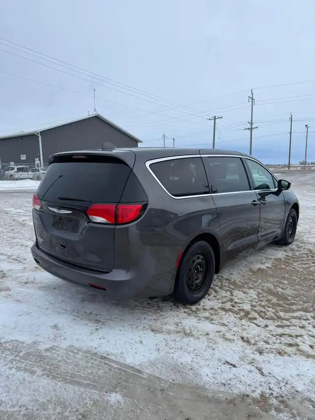 2017 Chrysler Pacifica LX - Photo 4
