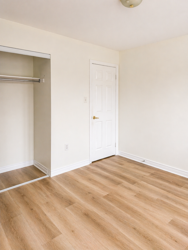 1 Large and bright upstairs bedroom in North Oshawa - Photo 2