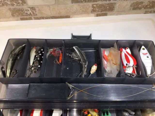 Fishing tackle box with tackle - Photo 3