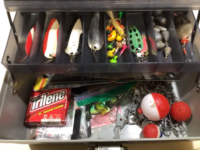 Fishing tackle box with tackle - Photo 4