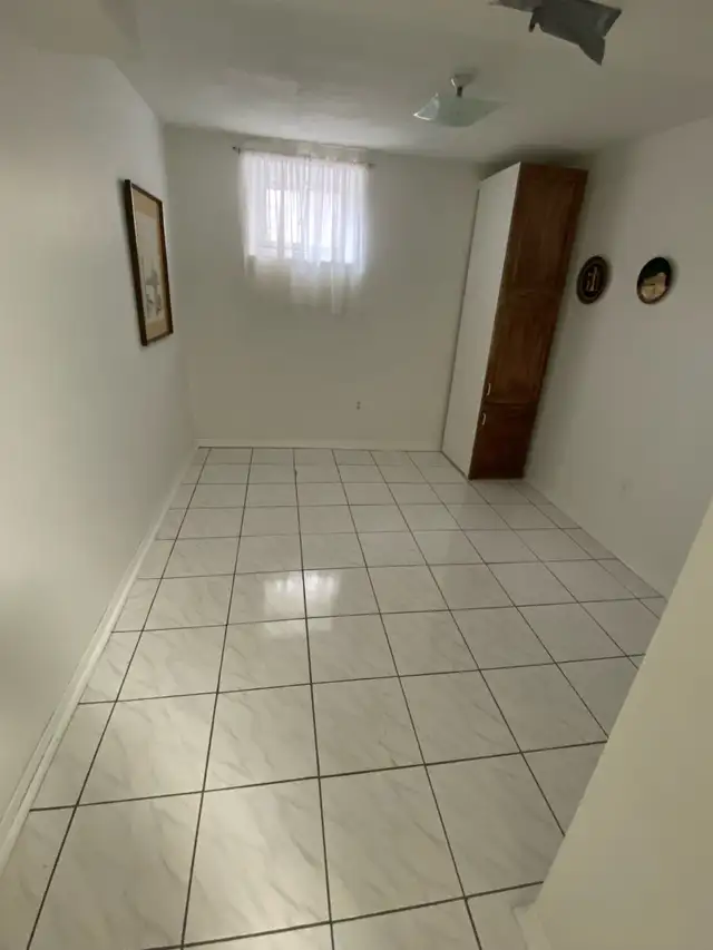 – Furnished Room in Clanton Park (Bathurst and shepherds) - Photo 4