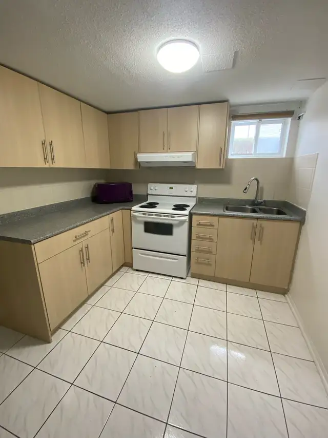 – Furnished Room in Clanton Park (Bathurst and shepherds) - Photo 5