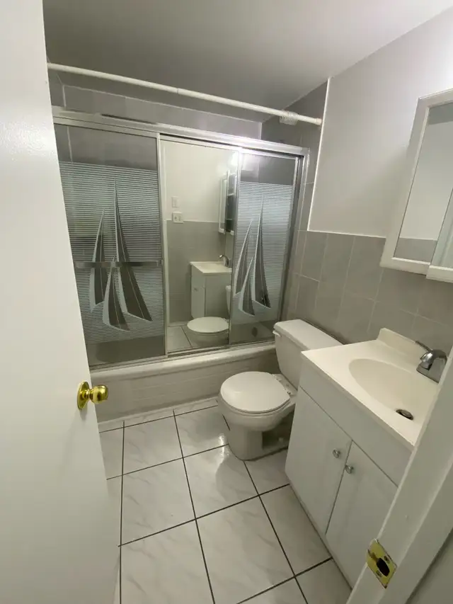 – Furnished Room in Clanton Park (Bathurst and shepherds) - Photo 6