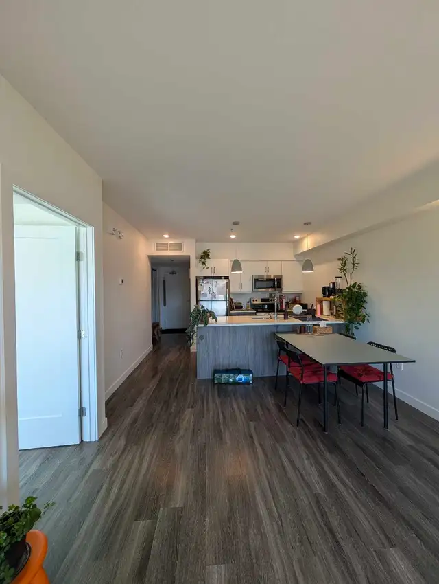 Bright & Spacious 1-Bedroom   Large Den – Sublet Available ($1, - Photo 2