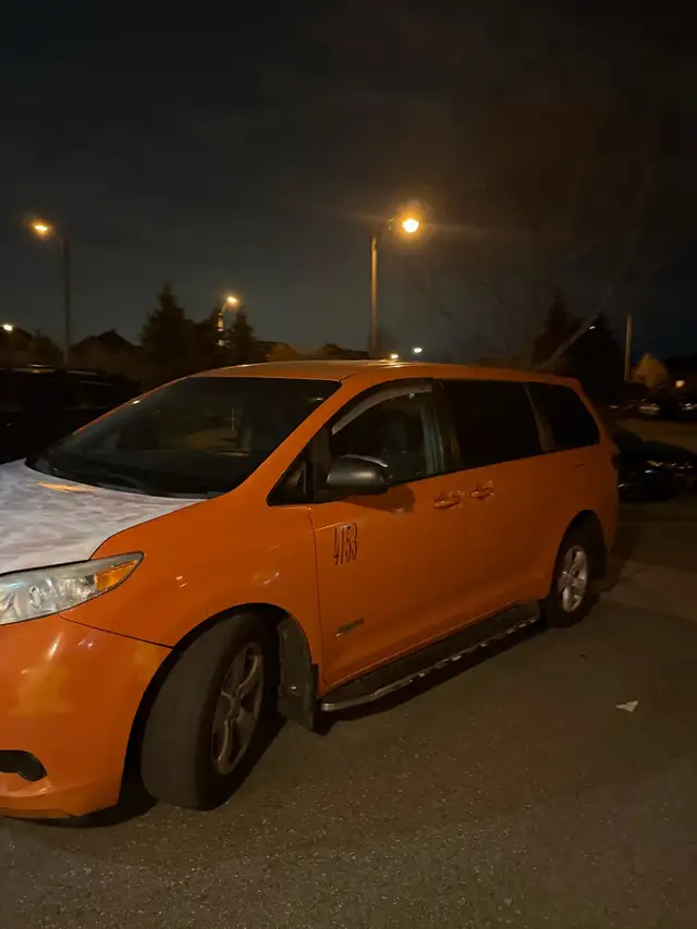 2015 wheelchair accessible Toyota sienna - Photo 2