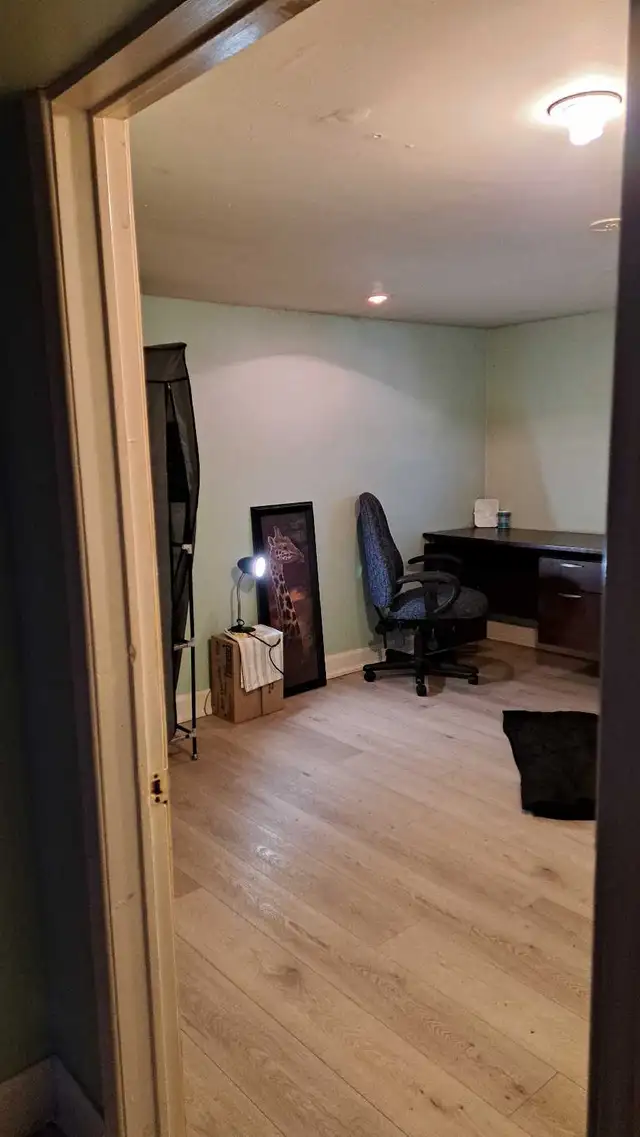 Iso - Respectful, Semi Quite, Reliable, Person from 35yr - 60yr - Photo 3