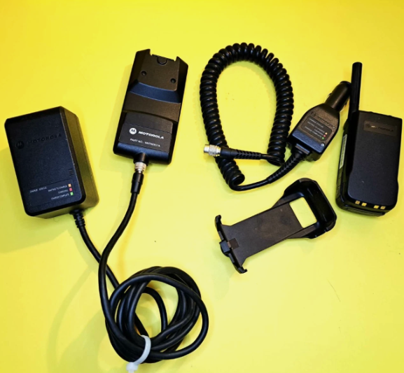 MOTOROLA XTS4000 H18QCN9PW9AN UHF DIGITAL FLIP FLOP TWOWAY RADIO - Photo 2