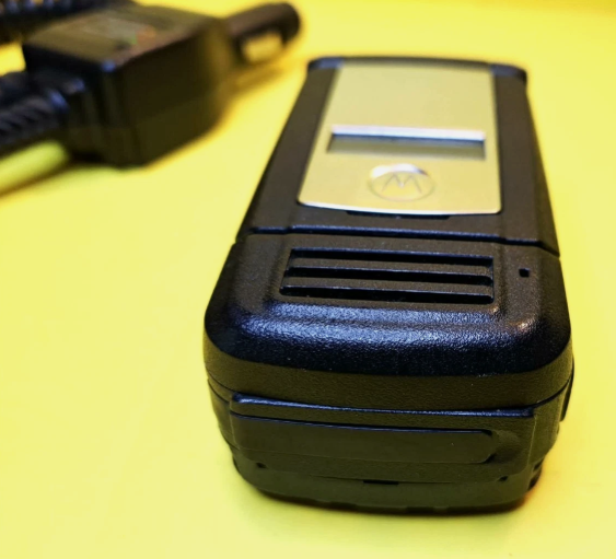 MOTOROLA XTS4000 H18QCN9PW9AN UHF DIGITAL FLIP FLOP TWOWAY RADIO - Photo 3