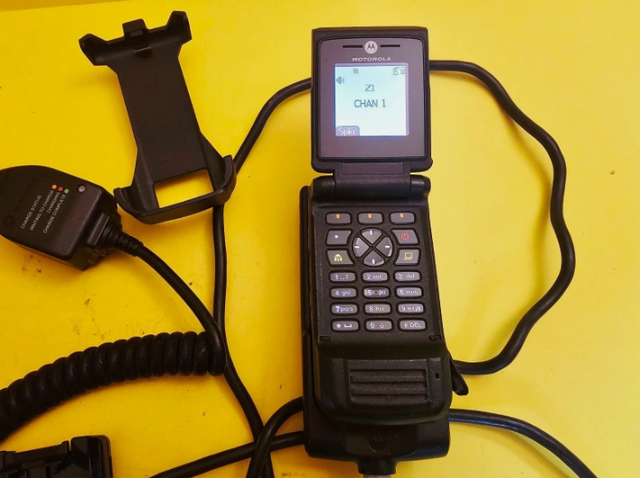 MOTOROLA XTS4000 H18QCN9PW9AN UHF DIGITAL FLIP FLOP TWOWAY RADIO - Photo 8