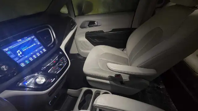 2018 Chrysler Pacifica Hybrid – Family Ready & Fully Load - Photo 6