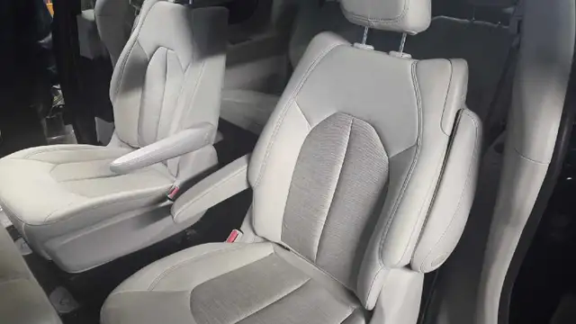 2018 Chrysler Pacifica Hybrid – Family Ready & Fully Load - Photo 8