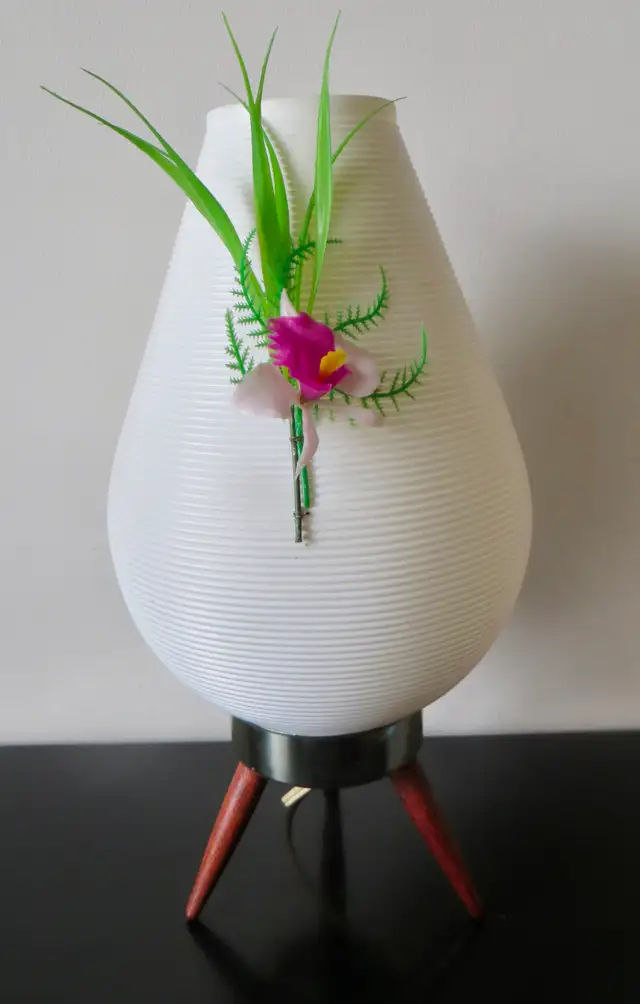 PAST and PRESENT ANTIQUES - VINTAGE  LAMPS & LIGHTING - Photo 3