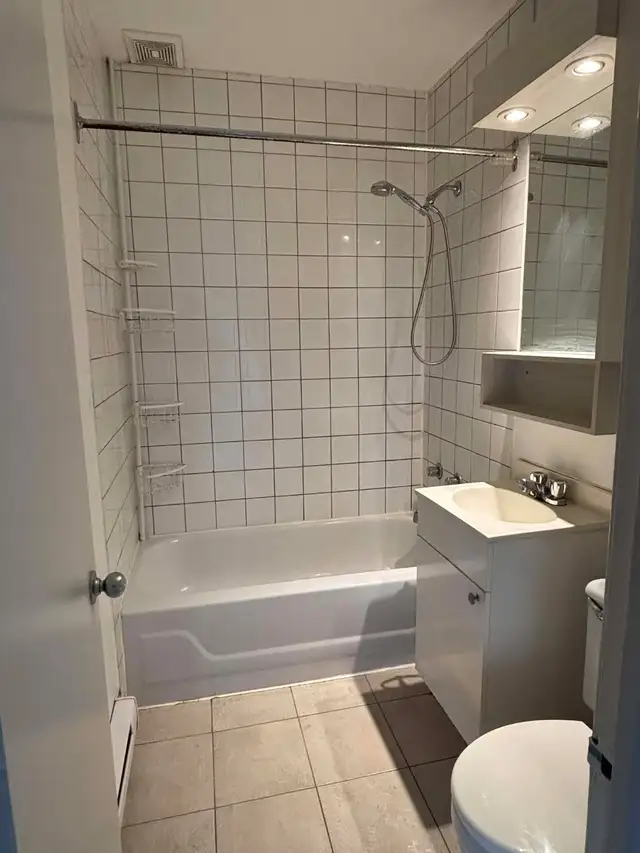 4 ½ Metro Langelier 5 min à pied, très ensoleillé - Photo 3