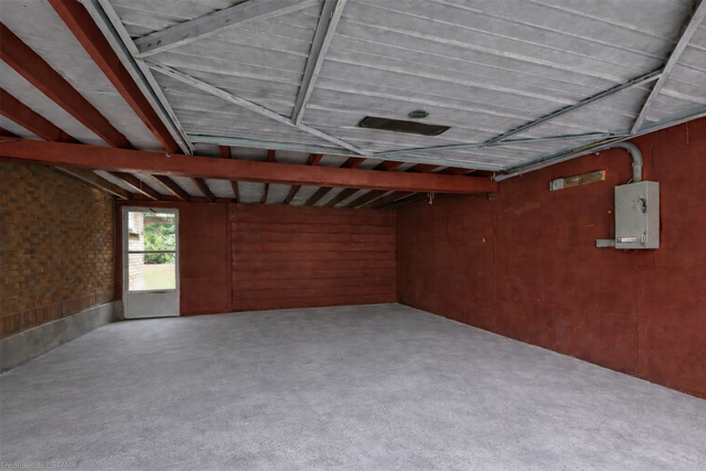 commercial space for rent | garage - Photo 2