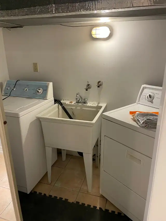 Extra large private room for rent in Scarborough - Photo 8