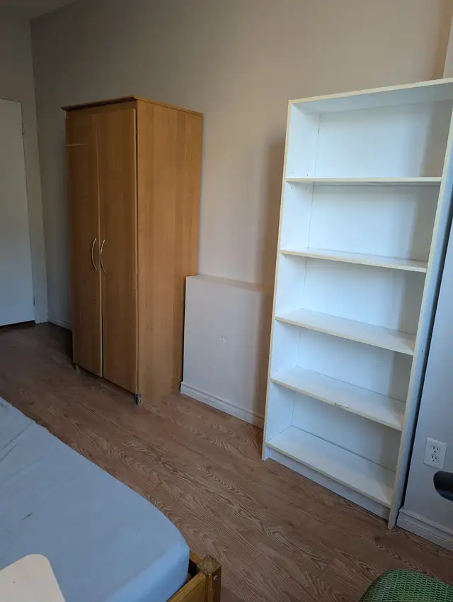 Bright ground fl room private washroom, parking @York University - Photo 2