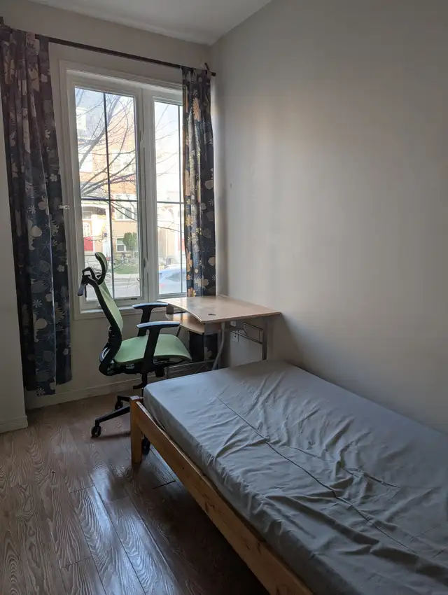 Bright ground fl room private washroom, parking @York University - Photo 3