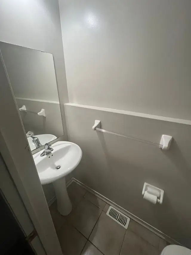 Bright ground fl room private washroom, parking @York University - Photo 6