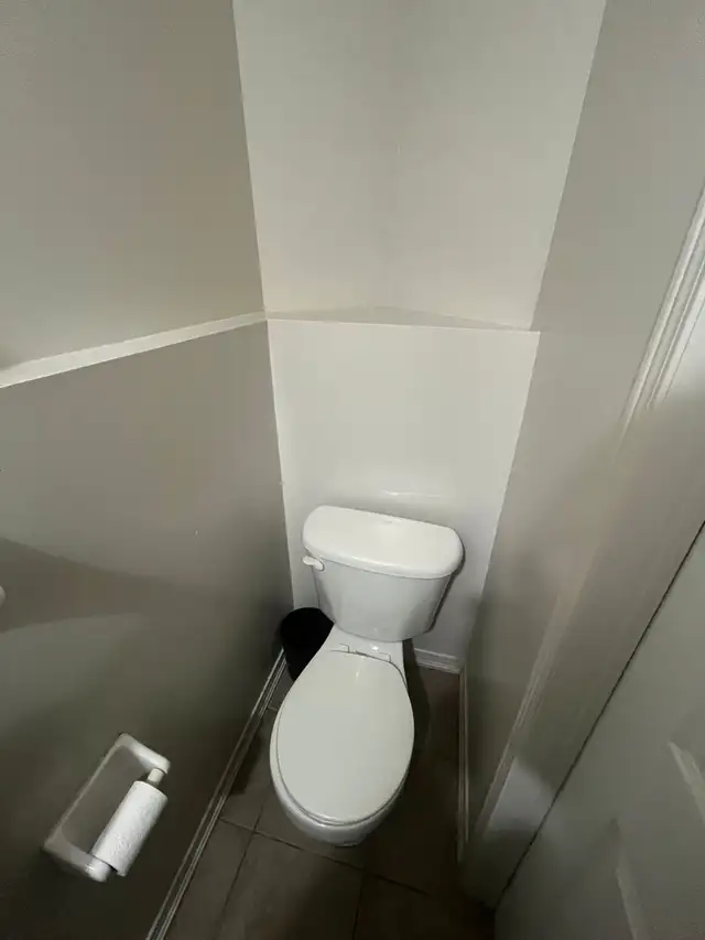 Bright ground fl room private washroom, parking @York University - Photo 7