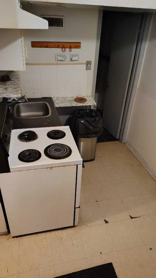 $485Room rent May/June 1st  Steeles / Bathurst ,Privet /Shared - Photo 3