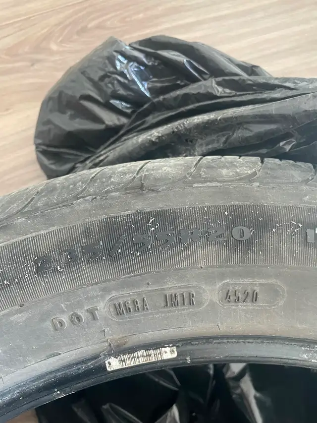 4 pneus à vendre 235/55R20 pour suv Toyota Highlander