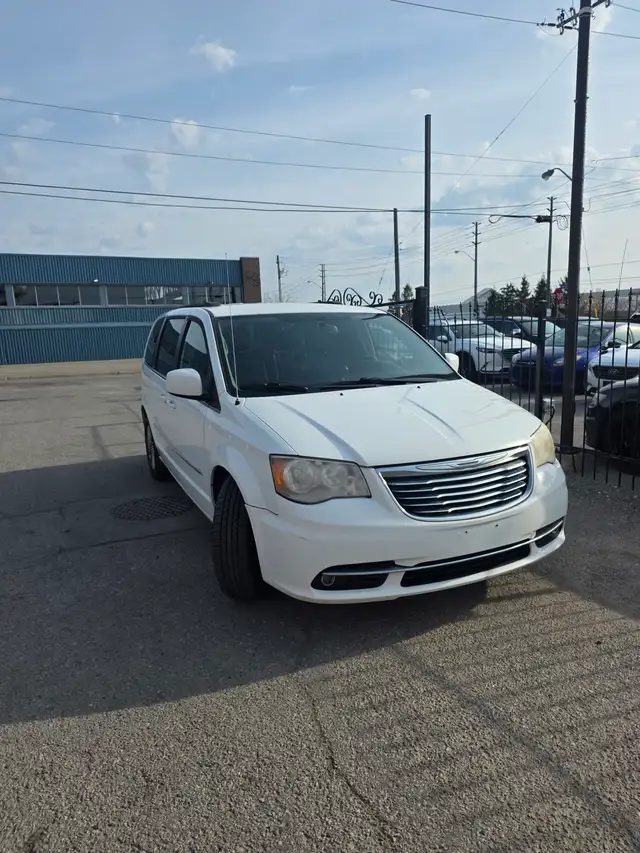 2015 Chrysler Town & Country Touring L - Photo 2