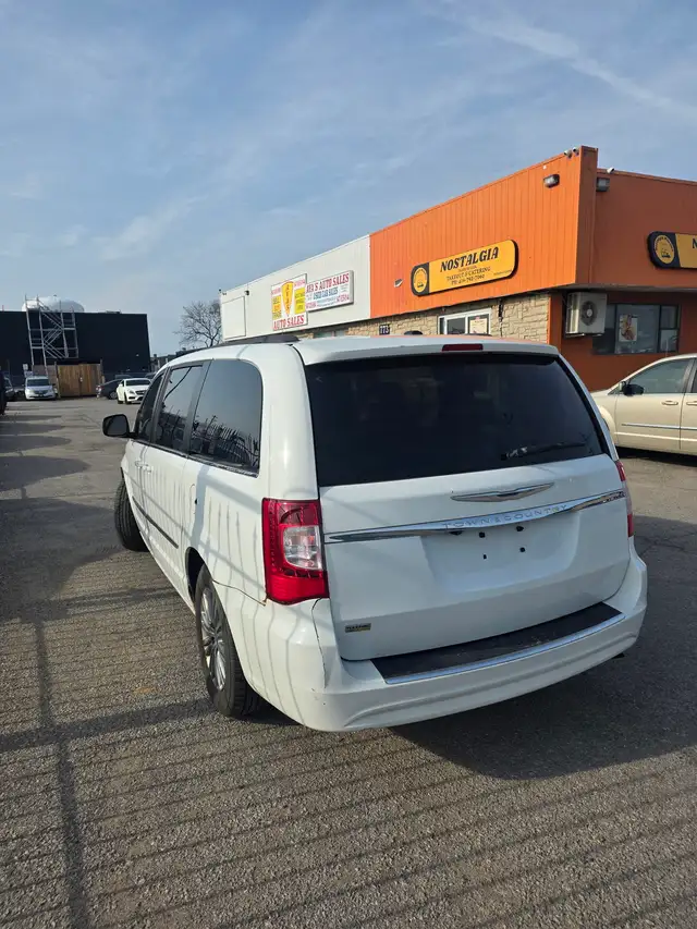 2015 Chrysler Town & Country Touring L - Photo 3