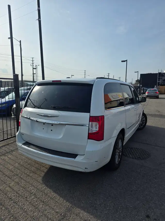 2015 Chrysler Town & Country Touring L - Photo 4