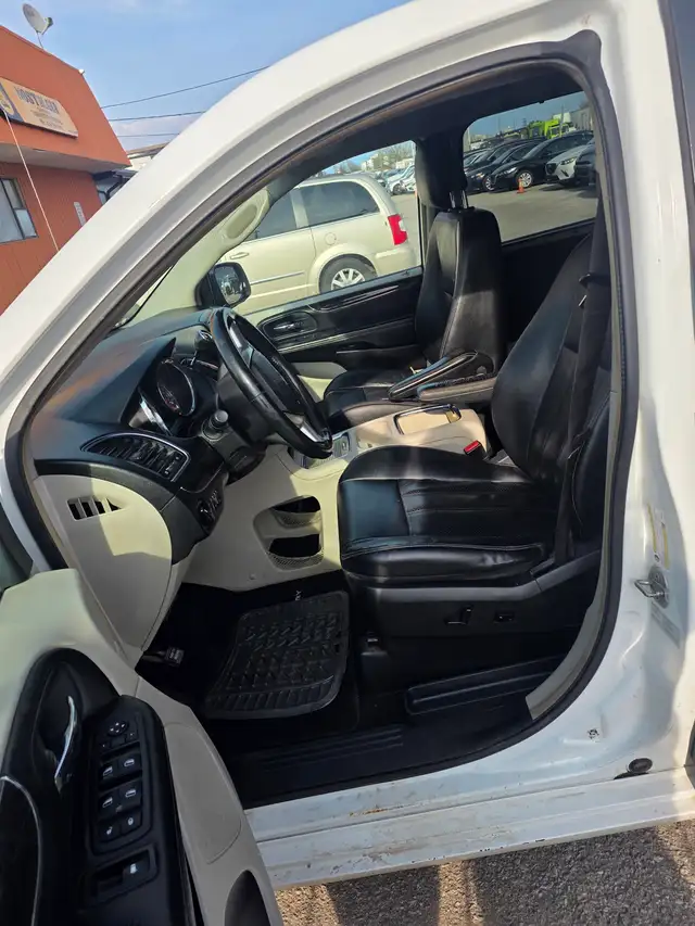 2015 Chrysler Town & Country Touring L - Photo 5