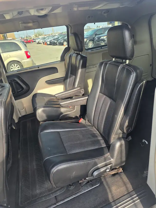 2015 Chrysler Town & Country Touring L - Photo 6