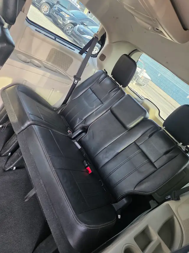 2015 Chrysler Town & Country Touring L - Photo 7