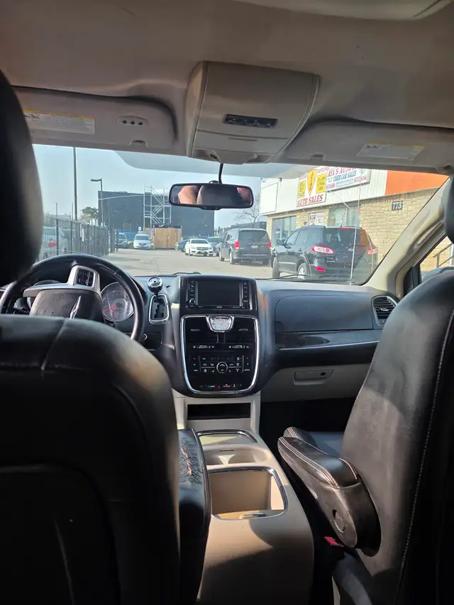 2015 Chrysler Town & Country Touring L - Photo 8