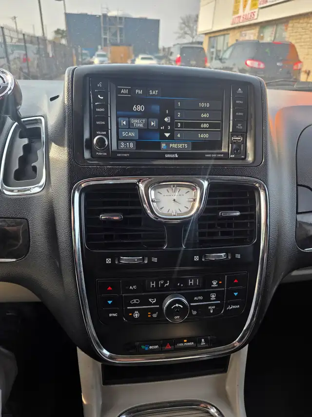 2015 Chrysler Town & Country Touring L - Photo 9