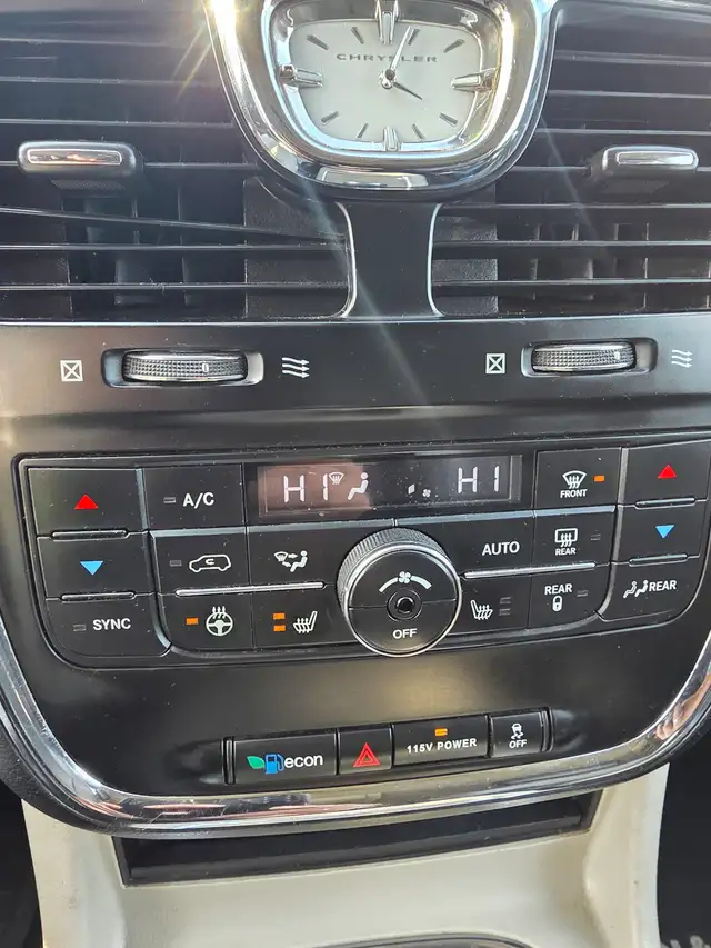 2015 Chrysler Town & Country Touring L - Photo 10