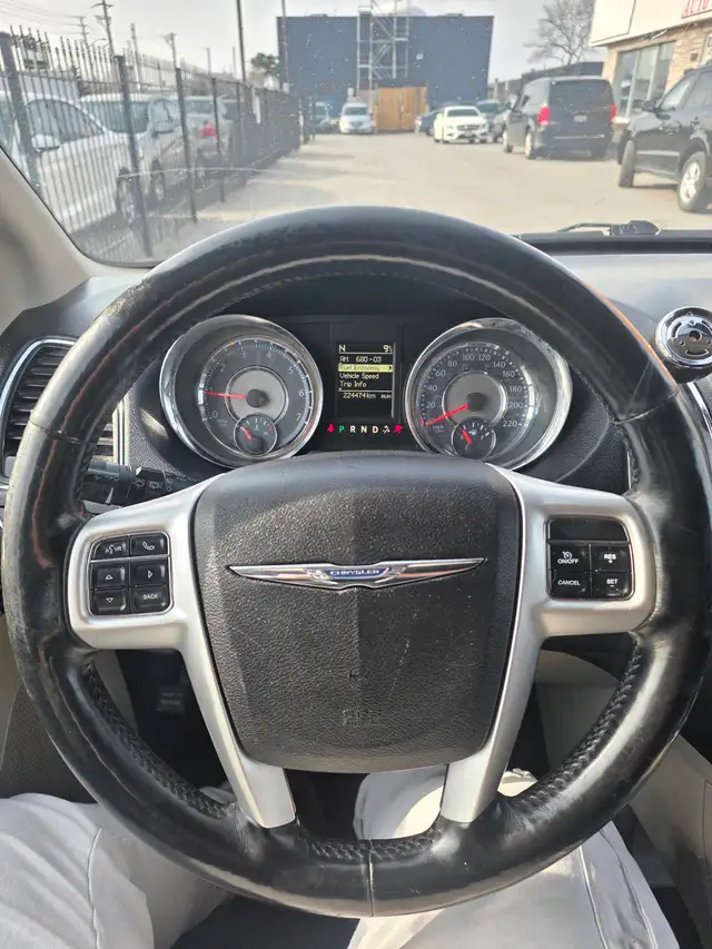 2015 Chrysler Town & Country Touring L - Photo 12