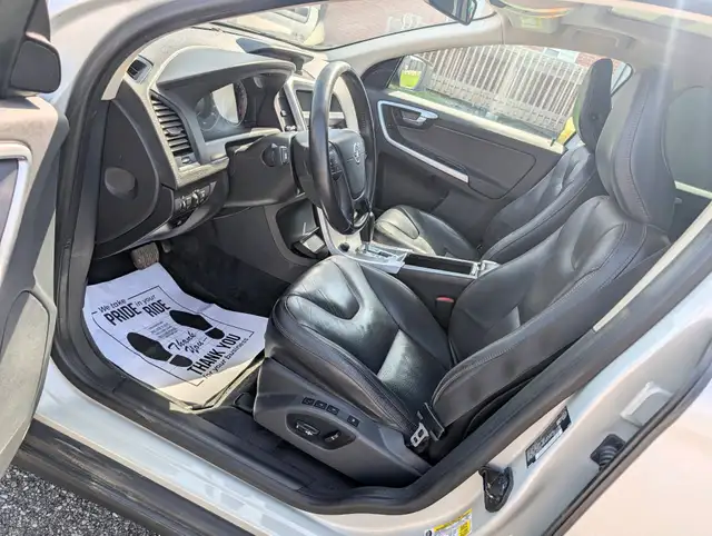 2011 Volvo XC60 AWD | Fully loaded! | Heated seats! | Clean titl - Photo 6