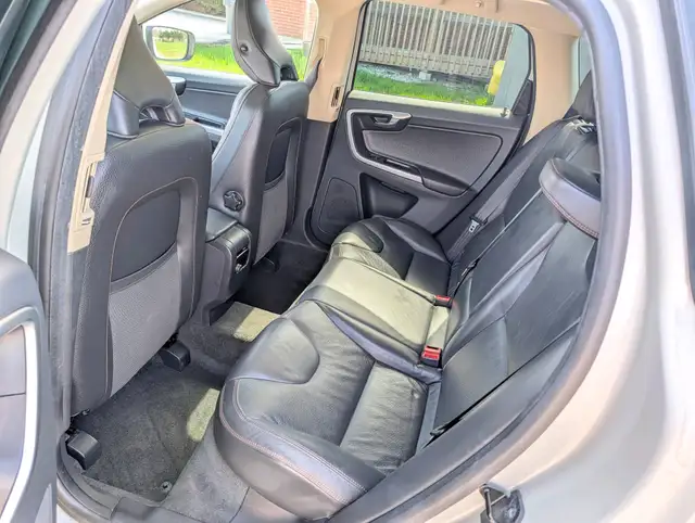 2011 Volvo XC60 AWD | Fully loaded! | Heated seats! | Clean titl - Photo 10