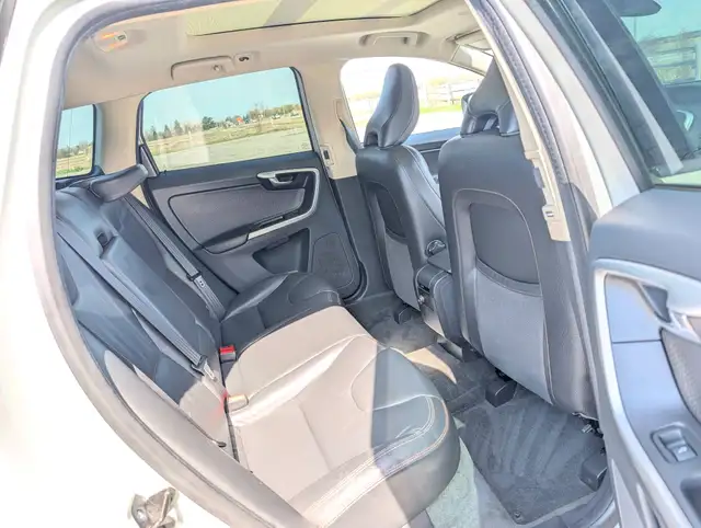 2011 Volvo XC60 AWD | Fully loaded! | Heated seats! | Clean titl - Photo 12