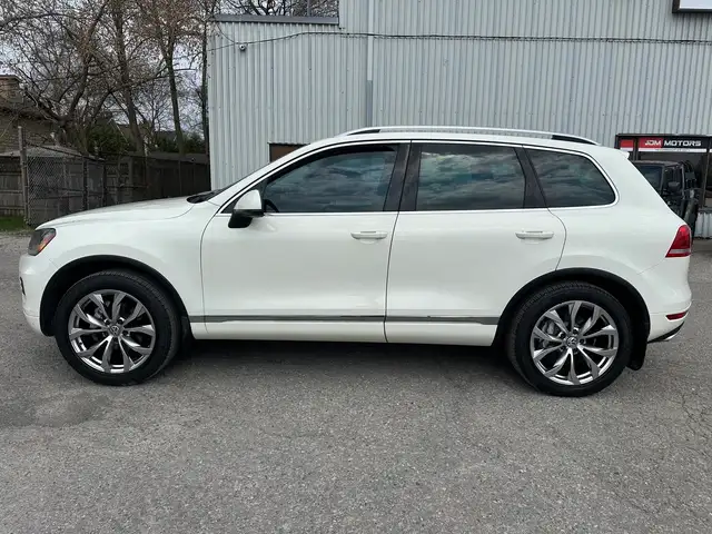 2011 Volkswagen Touareg Highline | AWD | LEATHER | PANO-ROOF | N - Photo 2