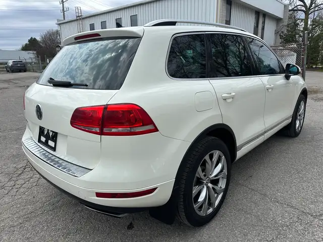 2011 Volkswagen Touareg Highline | AWD | LEATHER | PANO-ROOF | N - Photo 4