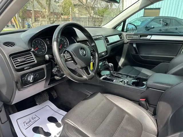 2011 Volkswagen Touareg Highline | AWD | LEATHER | PANO-ROOF | N - Photo 8