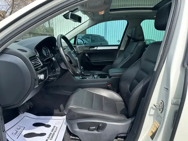 2011 Volkswagen Touareg Highline | AWD | LEATHER | PANO-ROOF | N - Photo 9
