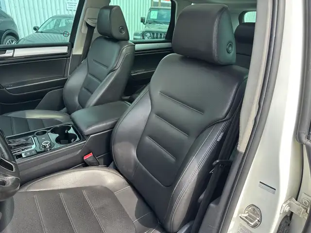 2011 Volkswagen Touareg Highline | AWD | LEATHER | PANO-ROOF | N - Photo 11