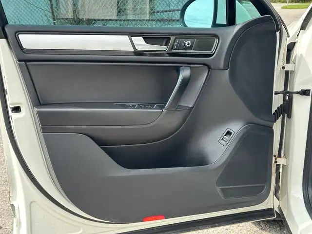 2011 Volkswagen Touareg Highline | AWD | LEATHER | PANO-ROOF | N - Photo 13