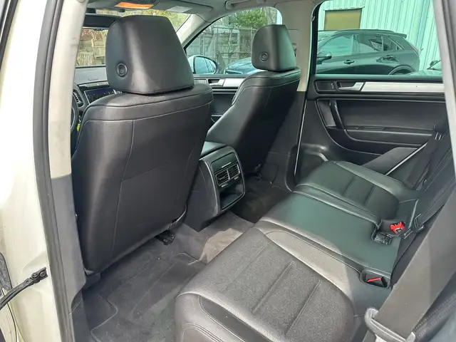 2011 Volkswagen Touareg Highline | AWD | LEATHER | PANO-ROOF | N - Photo 15