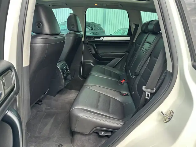 2011 Volkswagen Touareg Highline | AWD | LEATHER | PANO-ROOF | N - Photo 16