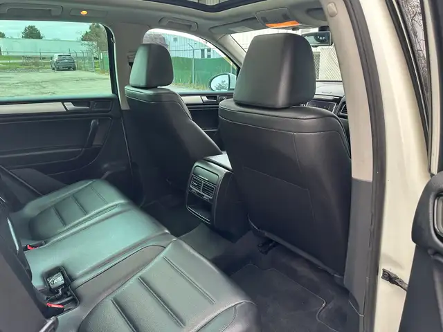2011 Volkswagen Touareg Highline | AWD | LEATHER | PANO-ROOF | N - Photo 19